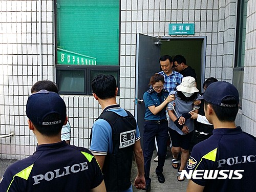 【시흥=뉴시스】이종일 기자= 21일 오후 경기 시흥시 시흥경찰서에서 '애완견에게 씌인 악귀가 딸에게 옮겨갔다'며 딸을 참혹하게 살해한 김모(54·여)씨와 아들(25)이 법원에서 구속 전 피의자심문(영장실질심사)를 받기 위해 차량으로 이동하고 있다. 김씨 등은 지난 19일 오전 6시30분께 자신의 집에서 딸(25·여)을 흉기로 찔러 살해한 뒤 시신을 훼손한 혐의를 받고 있다. 2016.08.21&nbsp; lji22356@newsis.com 