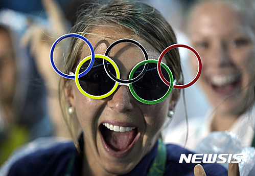 【리우데자네이루(브라질)=AP/뉴시스】 올림픽 오륜 색안경을 낀 미국 국가대표 재키가 22일(한국시각) 브라질 리우 마라카낭 주경기장에서 열린 2016 리우데자이네루 올림픽 폐막식을 즐기고 있다. 2016.08.22.