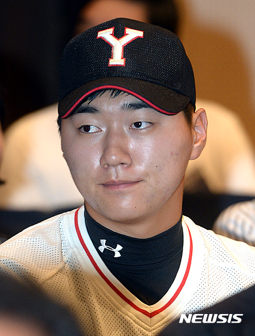 【서울=뉴시스】이영환 기자 = 22일 오후 서울 서초구 더케이호텔에서 열린 2017 KBO 신인 드래프트에서 2차 지명 1라운드에서 kt 위즈에 지명된 이정현(마산용마고)이 자리에 앉아 있다. 2016.08.22.&nbsp;&nbsp; 20hwan@newsis.com
