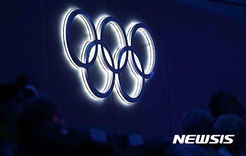 【리우데자네이루(브라질)=뉴시스】고범준 기자 = 2016 브라질 리우올림픽 폐막식이 열린 22일(한국시간) 브라질 리우데자네이루 마라카낭 스타디움에서 오륜기 조형물이 밝게 빛나고 있다. 2016.08.22. bjko@newsis.com