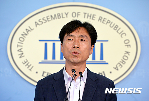 【서울=뉴시스】박진희 기자 = 한창민 정의당 대변인은 22일 오후 서울 여의도 국회 정론관에서 '박근혜 대통령 북 체제 이상 언급, 우병우-이석수 검찰수사, 사드 제3부지 평가' 관련 브리핑을 하고 있다. 2016.08.22.&nbsp;&nbsp;&nbsp; pak7130@newsis.com