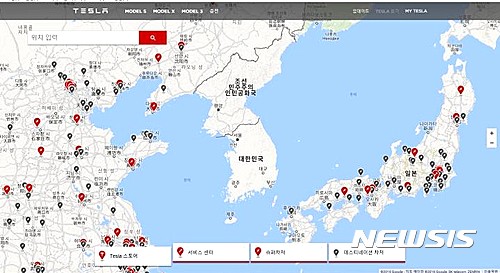 【서울=뉴시스】23일 테슬라 한글판 홈페이지(https://www.tesla.com/ko_KR/) 내에서 테슬라스토어와 슈퍼차저 등을 검색하는 지도를 열면 동해가 한글 '동해'로 표기돼있다. 홈페이지를 개설한 지난 19일 이후 '일본해' 표기 논란이 일자 지도를 수정한 것으로 보인다. 2016.8.23 (사진출처:테슬라 한글 홈페이지)&nbsp;&nbsp; photo@newsis.com 