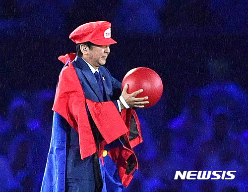 【리우데자네이루=AP/뉴시스】2016년 8월 21일(현지시간) 브라질 리우데자네이루 마라카낭 주경기장에서 열린 2016리우올림픽 폐회식에서 아베 신조(安倍晋三) 일본 총리가 슈퍼마리오 분장을 하고 무대에 등장하고 있다. 2016.09.22.