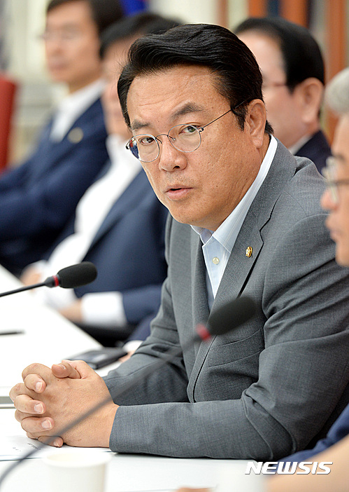 【서울=뉴시스】박진희 기자 = 새누리당 정진석 원내대표와 의원들이 23일 오전 서울 여의도 국회 원내대표실에서 원내대책회의를 하고 있다. 2016.08.23.&nbsp;&nbsp; pak7130@newsis.com