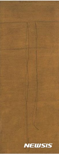 【서울=뉴시스】<확장 Expansion> 은 마대페인팅의 초기 작품으로, 1970년대 중반부터 한 동안은 얇은 캔버스에 마대의 한올한올을극사실적으로묘사하는 작업을 했다. 작품은 마대가 풀려나간 흔적보다 마대에서 풀려나온 실이 더 길게 확장되어 있다. 신성희는 <확장> 이후 본격적으로 마대 작업에 몰입했다.