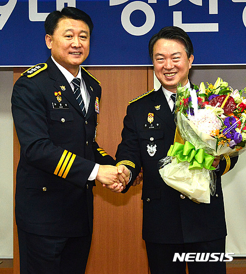 【서울=뉴시스】김선웅 기자 = 23일 오전 서울 서대문구 경찰청에서 열린 경찰청장 이임식에 참석한 강신명(오른쪽) 경찰청장과 차기 경찰청장 후보자 이철성 경찰청 차장이 악수하고 있다. 2016.08.23.&nbsp; mangusta@newsis.com 