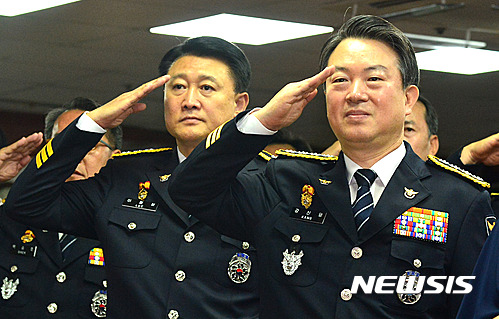 【서울=뉴시스】김선웅 기자 = 23일 오전 서울 서대문구 경찰청에서 열린 경찰청장 이임식에 참석한 강신명(오른쪽) 경찰청장과 차기 경찰청장 후보자인 이철성 경찰청 차장이 국기에 대한 경례를 하고 있다. 2016.08.23.&nbsp; mangusta@newsis.com 