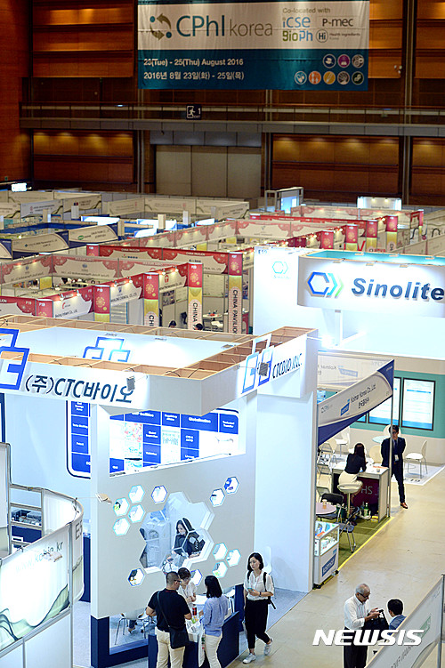 【서울=뉴시스】 박문호 기자 = 23일 오후 서울 강남구 영동대로 코엑스 D홀에서 한국의약품수출입회와 UBM Korea 공동주최로 국내 의약품 전문 전시회 'CPhI Korea 2016'가 열리고 있다. 2016.08.23. go2@newsis.com