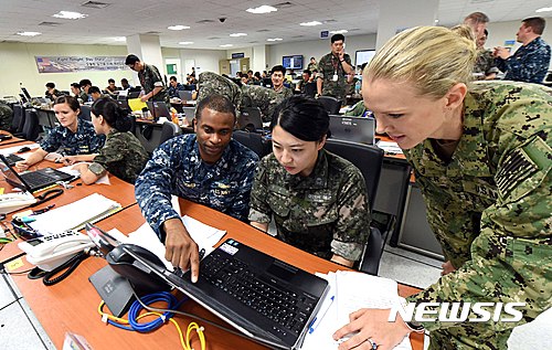 【부산=뉴시스】하경민 기자 = 23일 부산 남구 해군작전사령부에서 2016 을지프리덤가디언(UFG) 연습에 참가한 한·미 해군 장병들이 훈련에 대해 논의하고 있다. 2016.08.23. (사진=해군작전사 제공)&nbsp; yulnetphoto@newsis.com