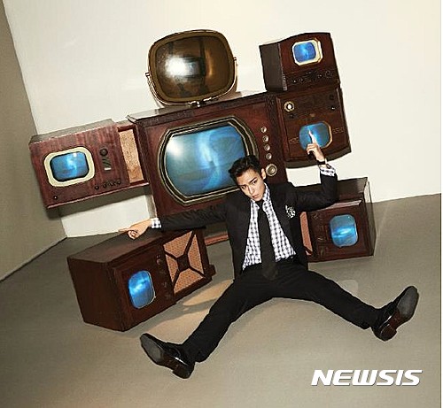 【서울=뉴시스】백남준, 뚱뚱한 소년앞에 앉은 빅뱅의 탑. 