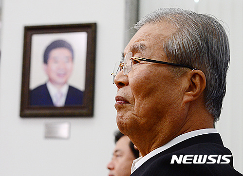 【서울=뉴시스】김진아 기자 = 더불어민주당 김종인 비상대책위원회 대표가 24일 서울 여의도 국회에서 열린 마지막 비대위원회의에서 비대위원들의 발언을 듣고 있다. 2016.08.24.&nbsp; bluesoda@newsis.com