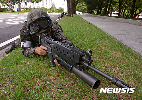 【서울=뉴시스】박진희 기자 = 24일 오전 서울 여의도 국회도서관에서 '2016 을지연습 테러 및 재난대응 종합훈련' 예행연습을 하고 있다. 2016.08.24.&nbsp; pak7130@newsis.com