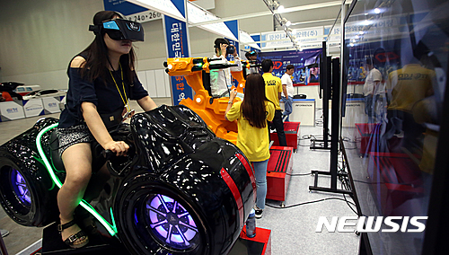 【대구=뉴시스】'대한민국 정보기술(IT)융합엑스포’에 참석한 사람들이 가상현실(VR)게임 체험부스를 둘러보고 있다. 뉴시스DB. 2026.02.24. photo@newsis.com