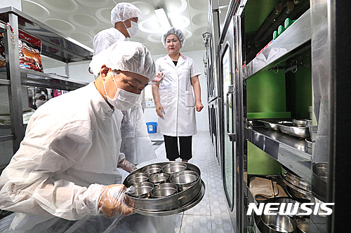 【서울=뉴시스】권현구 기자 = 서울지방식품의약품안전청 관계자 등이 24일 서울 은평구 선정고등학교 급식소에서 식중독 예방을 위한 위생 점검 활동을 하고 있다. 2016.08.24.&nbsp; photo@newsis.com
