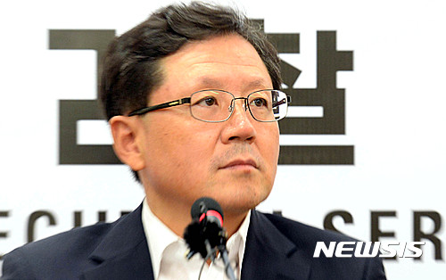 【서울=뉴시스】지난 2016년 8월24일 윤갑근 전 검사장이 서울중앙지검에서 진행된 티타임에 참석한 모습. 2016.08.24. (사진=뉴시스DB)