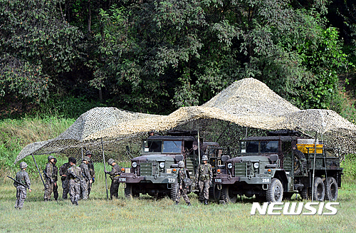 2016 을지프리덤가디언(UFG)이 진행 중이던 지난 2016년 8월24일 파주 무건리 인근에서 군인들이 위장막 설치를 하고 있다. 