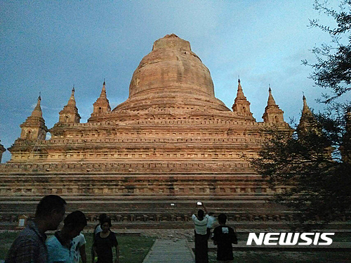 [바간(미얀마)=AP/뉴시스] 미얀마를 강타한 규모 6.8 강진으로 바간 지역의 고대 불탑이 파손했다. 이번 지진으로 미얀마에서 최소한 3명이 숨지고 94개 고대 불탑이 부서졌. 2016.08.25