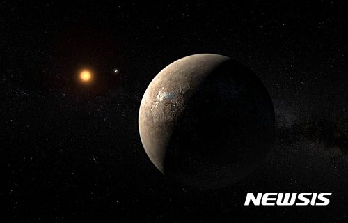 【서울=뉴시스】태양계로부터 약 4.2광년 떨어진 거리에 있는 프록시마 센타우리 항성 주위를 지구와 비슷한 크기에 생명체가 존재하고 인간이 거주할 수 있는 환경을 갖춘 행성이 돌고 있는 것이 유럽 천문학자들에 의해 발견됐다. 사진은 '프록시마 b'(오른쪽)로 이름붙여진 이 행성의 상상도. <사진 출처 : 英 BBC> 2016.8.25