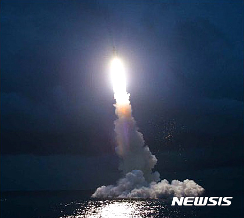 【서울=뉴시스】노동신문이 25일자에 북한 조선노동당 위원장인 김정은 국무위원회 위원장 지도하에 전략잠수함 탄도탄수중시험발사를 성공적으로 진행했다며 사진과 함께 보도했다. 노동신문은 이날 지난 5월 전략잠수함 탄도탄의 수중사출시험을 성공시키고 불과 1년도 못되는 기간에 비행시험단계에 진입하는 빠른 개발속도를 과시한데 이어 오늘 또다시 보다 높은 단계의 탄도탄수중시험발사에서 성공함으로써 핵무력고도화에 커다란 군사적 진보를 이룩했다고 보도했다. 2016.08.25. (출처=노동신문) photo@newsis.com