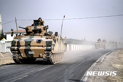 【카르카미스=AP/뉴시스】25일 터키군의 탱크와 장갑 수송차량이 시리아 국경선을 향해 터키 최남단인 카르카미스를 통과하고 있다. 전날 터키의 에르도안 대통령은 친터키 시리아 반군이 터키군의 도움으로 시리아 접경지 자라불루스를 IS로부터 빼앗았다고 말했다. 2016. 8. 25.&nbsp;&nbsp;&nbsp; 