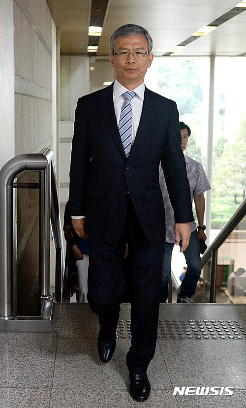 【서울=뉴시스】방지원 인턴기자 = 캐나다 정유업체 하베스트를 인수하면서 5천억원대의 국고를 낭비해 배임 혐의로 기소된 강영원 전 한국석유공사 사장이 지난 2016년 8월 서울고등법원에서 열린 항소심 선고 공판에 출석하고 있다. 2016.08.26 tu1889@newsis.com