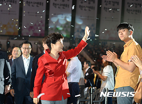 【서울=뉴시스】전진환 기자 = 박근혜 대통령이 26일 오전 서울 성동구 한양대학교 올림픽체육관에서 열린 2016 창조경제혁신센터 페스티벌 개막식에 참석, 참석자들에게 손인사를 하고 있다. 2016.08.26. amin2@newsis.com