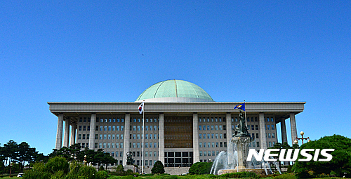 【서울=뉴시스】배훈식 기자 = 여야 3당 합의로 추경에 대한 예산결산특별위원회가 열리는 등 국회 숨퉁이 트인 26일 오후 서울 여의도 국회의사당 위로 푸른하늘이 펼쳐져 있다. 2016.08.26.&nbsp;&nbsp;&nbsp; dahora83@newsis.com