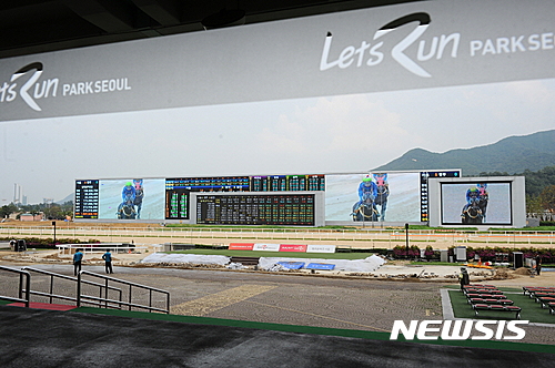 【서울=뉴시스】오는 26일 경기 과천시 렛츠런파크 서울에서 선보일 세계 최대 규모 경마 전광판(사진 뒤쪽)과 기존 전광판. (사진=한국마사회 제공)