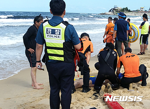 【강릉=뉴시스】김경목 기자 = 27일 오후 속초해양경비안전서 경찰과 강릉소방서 구조대원이 강원 강릉시 주문진읍 아들바위 인근 바다에 빠진 허모(53)씨를 구조해 심폐소생술을 하고 있다.&nbsp; 허씨는 병원으로 옮겼지만 숨졌다. 2016.08.27. (사진=강릉소방서 제공)&nbsp; photo@newsis.com 