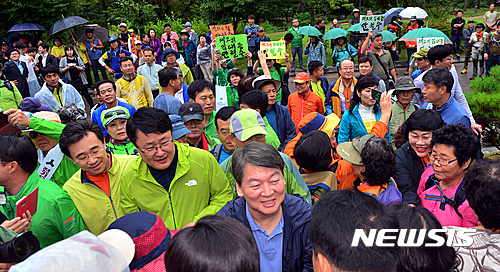 【광주=뉴시스】류형근 기자 = 안철수 전 국민의당 상임공동대표가 28일 오전 광주 동구 무등산국립공원을 찾아 지지자들과 등반을 하고 있다.  2016.08.28.  hgryu77@newsis.com