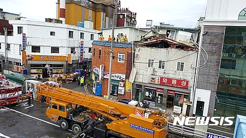 【진주=뉴시스】정경규 기자 = 28일 오전 11시04분께 경남 진주시 장대동 시외버스 터미널 부근에 위치한 3층짜리 상가건물이 무너져 내리는 사고가 발생했다. 이날 사고로 이곳에서 작업을 하던 근로자 3명은 매몰돼 소방당국이 구조에 나섰다.&nbsp; jkgyu@newsis.com 