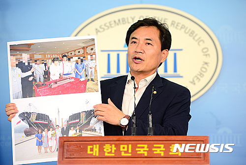 【서울=뉴시스】김진아 기자 = 김진태 새누리당 의원이 29일 서울 여의도 국회 정론관에서 기자회견을 통해 ‘박수환 게이트’에 연루된 유력 언론인이 조선일보 송희영 주필이라고 밝히고 있다.  김 의원은 “해당 언론인이 그 출장에서 유럽 왕복 1등 항공석을 제공받고 하루 3340만원짜리 요트 항해를 즐기는 등 총액 2억원 이상이 든 관광을 즐겼다”고 주장하면서 “해당 언론인의 부인이 이에 앞서 당시 산업은행장의 부인과 함께 대우조선의 선박 명명식을 주도했다”고 추가 폭로했다. 2016.08.29.  bluesoda@newsis.com 