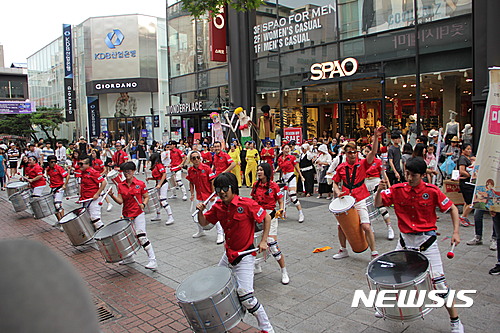 【청주=뉴시스】인진연 기자 = 문화가 있는 날 충북 청주 성안길 거리 퍼레이드.2016.08.29 (사진=충북문화재단 제공) photo@newsis.com