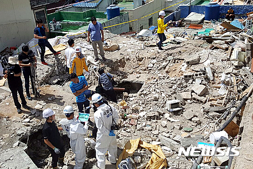 【진주=뉴시스】정경규 기자 = 29일 오전11시 경남 진주 건물 붕괴현장에서 국과수 등 유관기관이 합동으로 감식을 실시했다. 사진은 첫 매몰자가 나온 현장에서 국과수 직원이 감식을 하고있다.2016.08.29.&nbsp; jkgyu@newsis.com