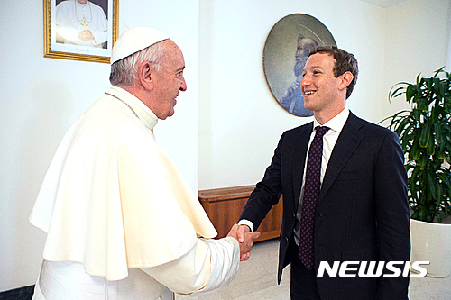 【바티칸=AP/뉴시스】프란치스코 교황(왼쪽)과 페이스북 최고경영자(CEO) 마크 저커버그가 29일(현지시간) 바티칸 내 교황의 숙소인 산타 마르타에서 만나 인사를 나누고 있다. 2016.8.29.