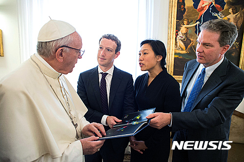 【바티칸=AP/뉴시스】프란치스코 교황이 29일 페이스북 창시자 겸 CEO 마크 저켜버그와 부인 프리실라 찬 부부(가운데)를 바티칸시티 관저자 영빈관인 산타 마르타관에서 만나 선물을 받고 있다. 2016. 8. 29. 