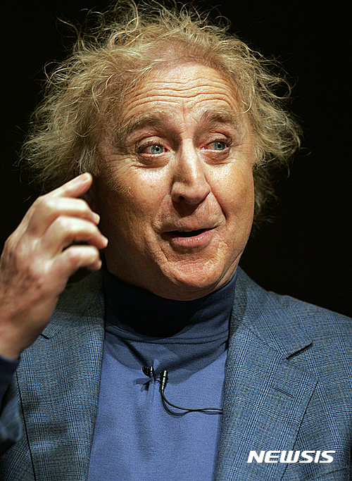 【로스앤젤레스=AP/뉴시스】영화 '윌리 웡카와 초콜릿 공장'의 배우 진 와일더가 향년 83세로 세상을 떠났다. 와일더는 1962년 데뷔해 ,1970년대 '블래이징 새들즈', '젊은 프랑켄슈타인' 등 고전 코미디에서 열연했던 유명해졌다. 사진은 와일더가 지난 2005년 3월16일 미국 보스턴에 있는 보스턴 대학에서 자신의 생에 대해 연설할 당시의 모습. 2019.08.30