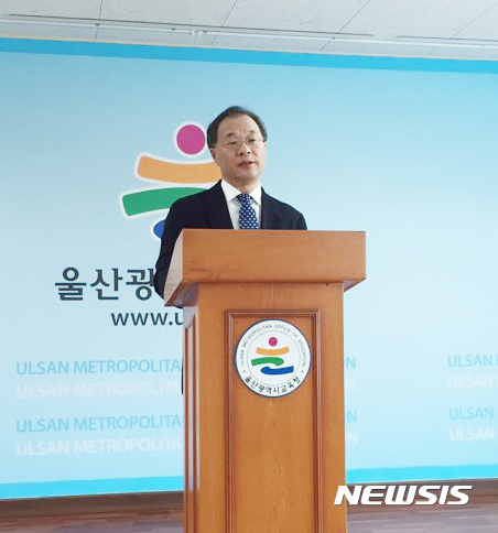 【울산=뉴시스】구미현 기자 = 30일 안정문 울산성신고등학교장이 시교육청 프레스센터에서 기자회견을 열고 "일반고로 전환한다는 일부 언론보도는 사실과 다르며, 2021년까지 자율형사립고로 운영할 것"이라고 밝히고 있다. 2016.08.30. gorgeouskoo@newsis.com