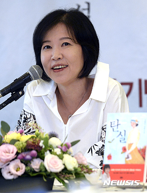 【서울=뉴시스】최진석 기자 = 소설가 김별아가 30일 오전 서울 중구 한국프레스센터에서 열린 신작 장편소설 '탄실' 출간기념 기자간담회에 참석해 기자들의 질문에 답하고 있다. 장편소설 '탄실'은 최초의 여성 근대 소설가 이지만 문학적 평가를 받지 못한 채 사라진, 올해로 탄생 120주년을 맞은 탄실 김명순의 삶을 추적해 소설화한 작품이다. 2016.08.30. myjs@newsis.com