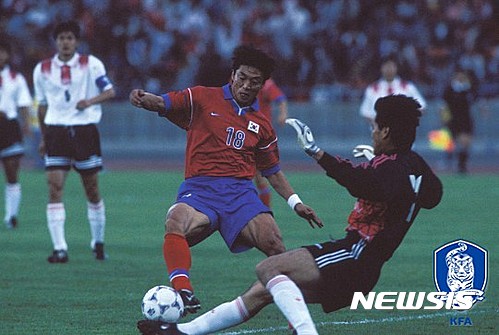 【서울=뉴시스】황선홍 FC서울 감독은 1998 프랑스월드컵을 앞두고 치른 한중전에서 무릎 부상을 당해 프랑스월드컵 본선 무대를 밟지 못했다. (사진 = 대한축구협회 제공). 2016.08.30