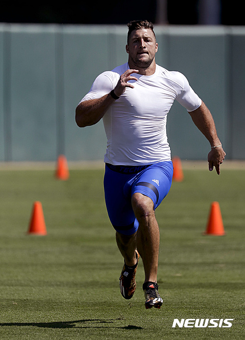 【로스앤젤레스=AP/뉴시스】메이저리그 진출을 선언한 전직 미국프로풋볼(NFL) 쿼터백 팀 티보(29)가 31일(한국시간) 미국 캘리포니아주 로스앤젤레스의 서던캘리포니아 대학교에서 공개 훈련을 열고 러닝을 하고 있다. 