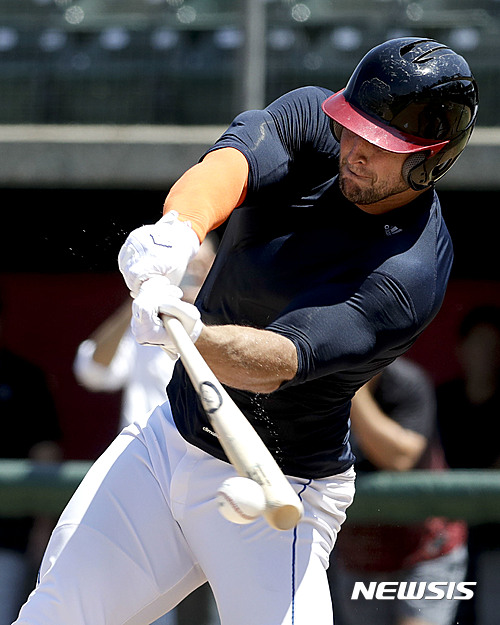 【로스앤젤레스=AP/뉴시스】메이저리그 진출을 선언한 전직 미국프로풋볼(NFL) 쿼터백 팀 티보(29)가 31일(한국시간) 미국 캘리포니아주 로스앤젤레스의 서던캘리포니아 대학교에서 공개 훈련을 열고 타격 훈련을 하고 있다.