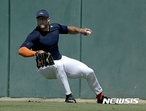 【로스앤젤레스=AP/뉴시스】메이저리그 진출을 선언한 전직 미국프로풋볼(NFL) 쿼터백 팀 티보(29)가 31일(한국시간) 미국 캘리포니아주 로스앤젤레스의 서던캘리포니아 대학교에서 공개 훈련을 열고 수비 훈련을 하고 있다.