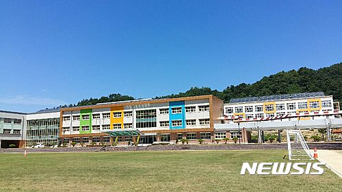 9월 1일 개교하는 거창 덕유중학교 전경.