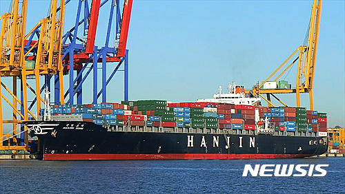 【서울=뉴시스】31일 한진해운이 법정관리를 신청할 것으로 알려진 가운데 싱가포르 법원이 '한진로마호'를 싱가포르 항구에 가압류 됐다. 한진로마호는 한진해운이 소유한 배이며 다른 용선 선박의 용선료 체불로 선주인 독일 리크머스가 사선에 대해 가압류를 신청한 것으로 알려졌다. 사진은 지난 2009년 8월 23일 발렌시아(Valencia)에 정박된 한진로마호 모습. 2016.08.31. (사진=마린트래픽 캡쳐) photo@newsis.com