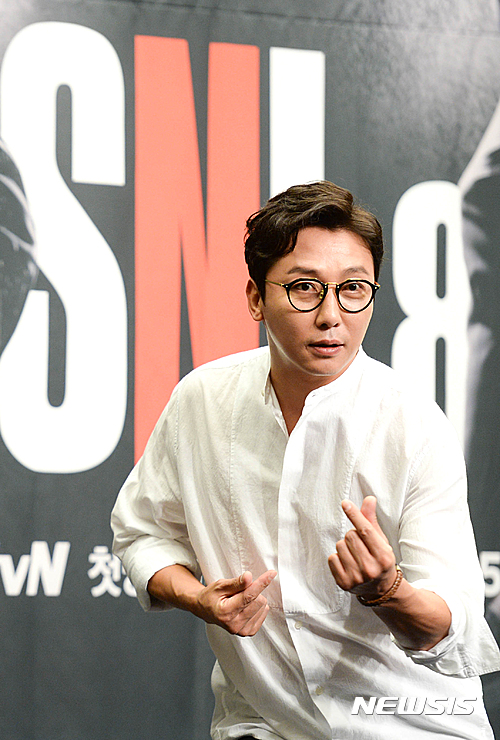 【서울=뉴시스】방지원 인턴기자 = 31일 오후 마포구 스탠포드 호텔에서 열린 'SNL코리아 시즌8' 기자간담회에서 탤런트 탁재훈이 포즈를 취하고 있다. SNL코리아 시즌8은 다음달 3일 토요일 9시15분에 방영된다. 2016.08.31 tu1889@newsis.com