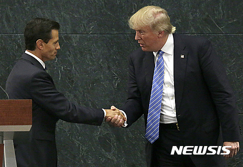 【멕시코시티=AP/뉴시스】미국 공화당 대선 후보 도널드 트럼프(오른쪽)가 31일(현지시간) 멕시코 시티에서 엔리케 페냐 니에토 대통령과 공동 기자회견을 한 뒤 악수하고 있다. 2016.9.1.