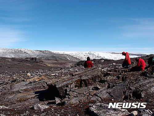 【 AP/뉴시스】호주 울릉공대의 앨런 P 너트먼 교수가 이끄는 연구팀은 31일(현지시간) 과학전문지 네이처에 발표한 논문에서 4년 전 그린란드 이수아 지역에서 발굴한 화석을 연구한 결과 37억년 전 것이란 결론을 얻었다고 밝혔다. 사진은 화석의 모습. 너트먼 교수 연구팀은 이번에 발견된 화석의 생명체를 수심이 낮은 물에서 사는 미생물체들이 쌓인 '스트로마톨라이트 (녹조류 활동에 의해 생긴 박편상 석회암)' 로 추정하면서 화석화된 시기를 약 37억년전으로 추정했다. 사진은 지난 2012년 7월 연구팀이 그린란드 이수아 지역에서 바위를 조사하고 있는 연구팀의 모습2016.09.01