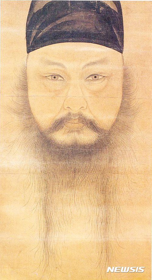 【서울=뉴시스】 '윤두서 자화상'(국보 제240호) 18세기, 종이에 채색, 38.5×20.5㎝, 녹우당(국보가 된 걸작 초상화 376p)