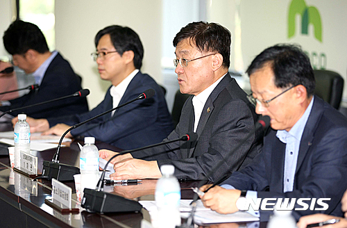 【서울=뉴시스】정만기 산업통상자원부 1차관이 1일 서울 종로구 석탄회관 회의실에서 한진해운 법정관리에 따른 수출현안 긴급 점검회의를 주재, 인사말을 하고 있다. 2016.09.01. (사진=산업통상자원부 제공)  photo@newsis.com